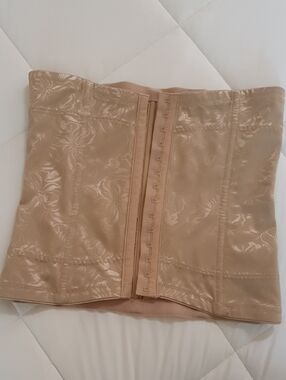 Maidenform Nude Floral Jacquard Waist Cincher
